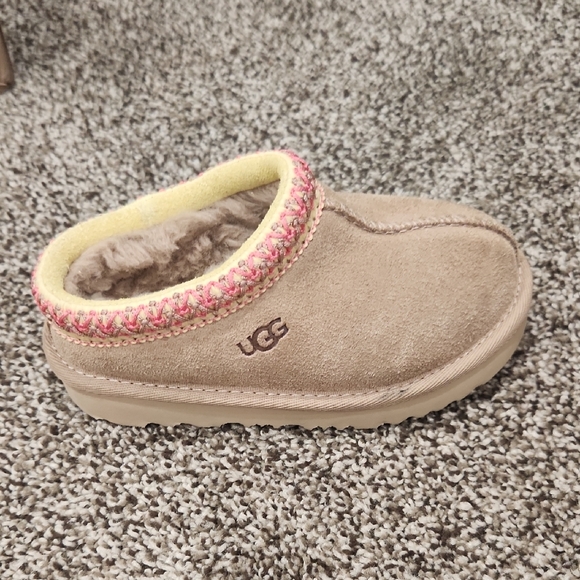 🔥UGG🔥NEW Beige Slippers with Pink Trim and Yellow Interior - Picture 1 of 6